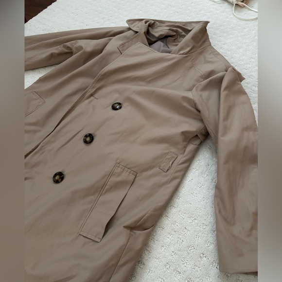 Classic Beige Trench Coat with Belt - Picture 8 of 11